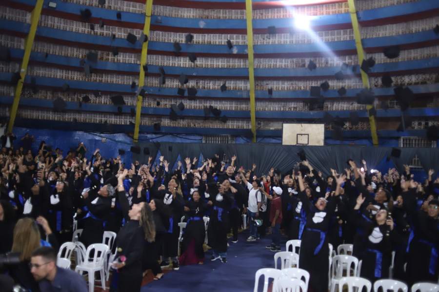 Capelos voando ginásio lotado